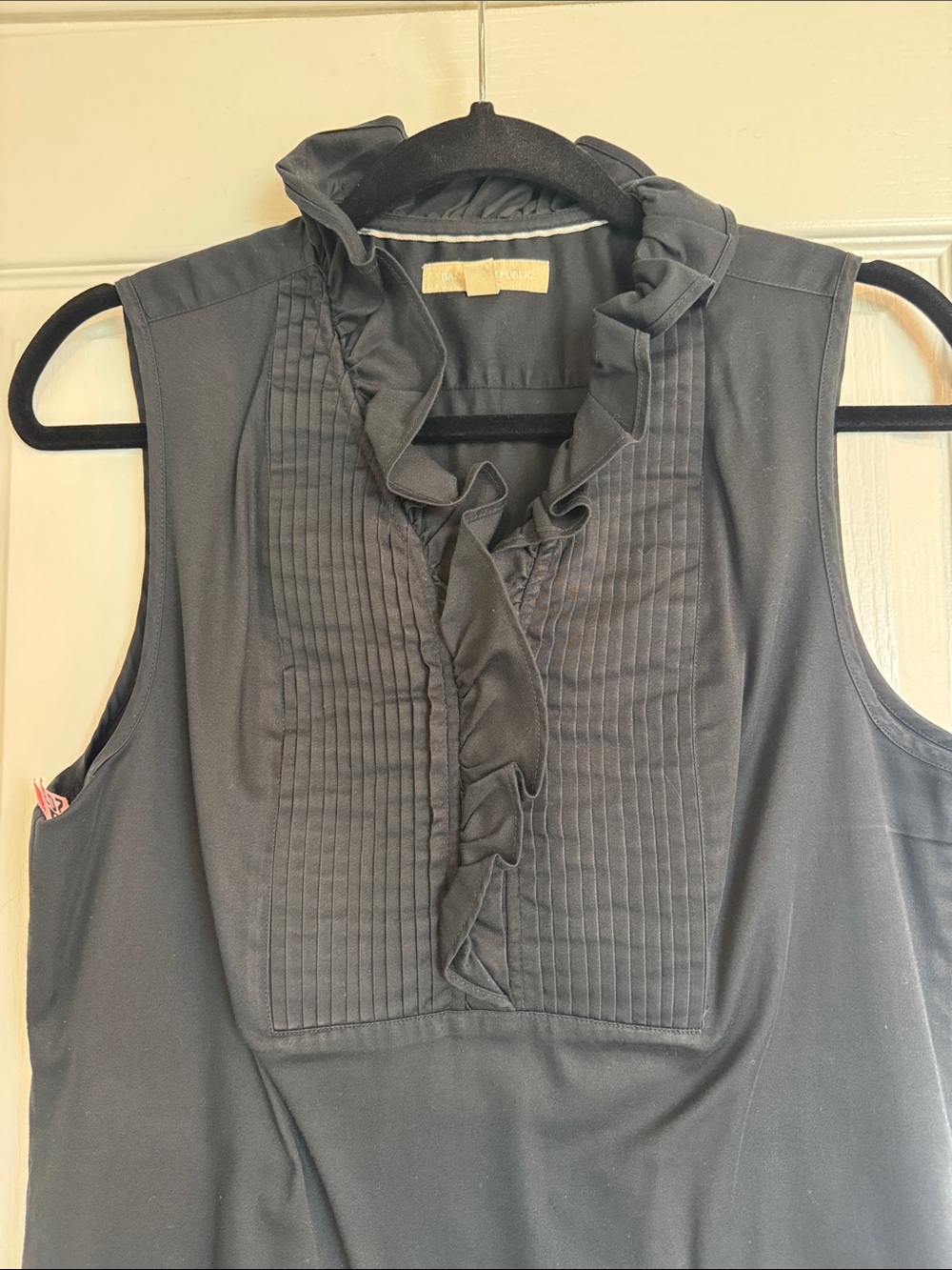 Banana Republic black sleeveless shell - Picture 2 of 6